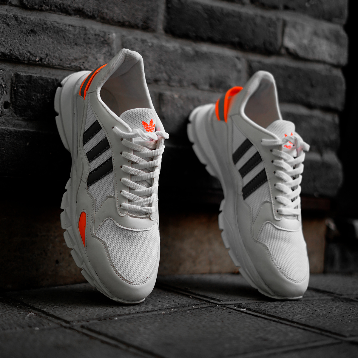 کفش ورزشی Adidas مردانه سفیدنارنجی مدل Levin