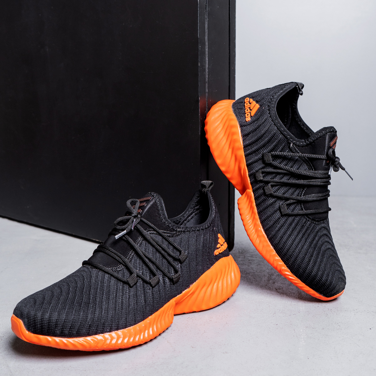 کفش ورزشی Adidas مردانه مشکی زیره نارنجی مدل River