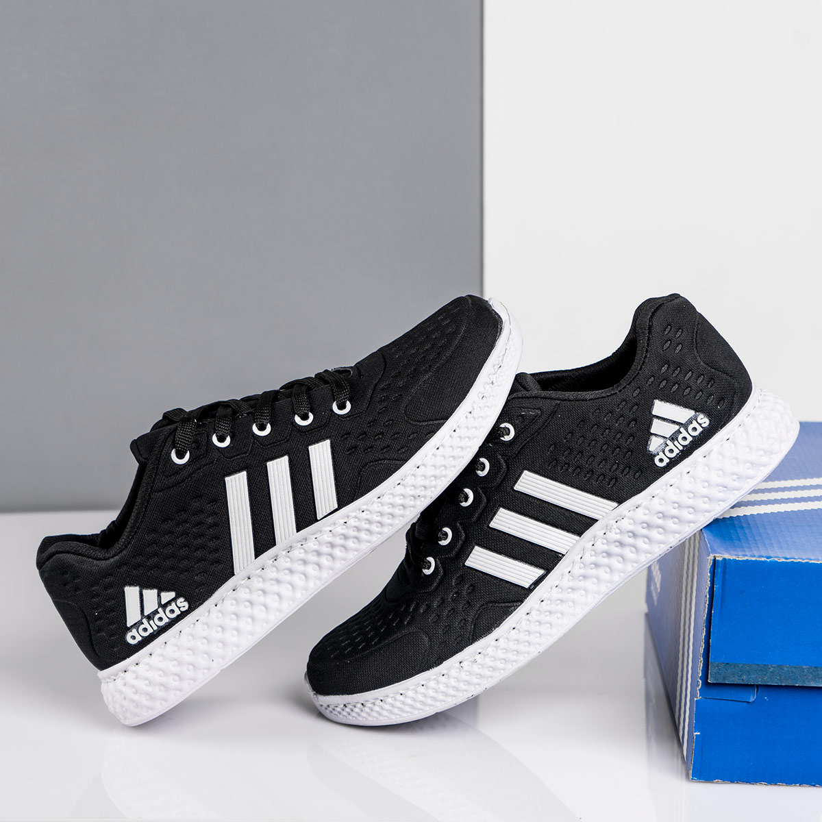 کفش ورزشی Adidas مردانه مشکی سفید مدل Sisam(T)