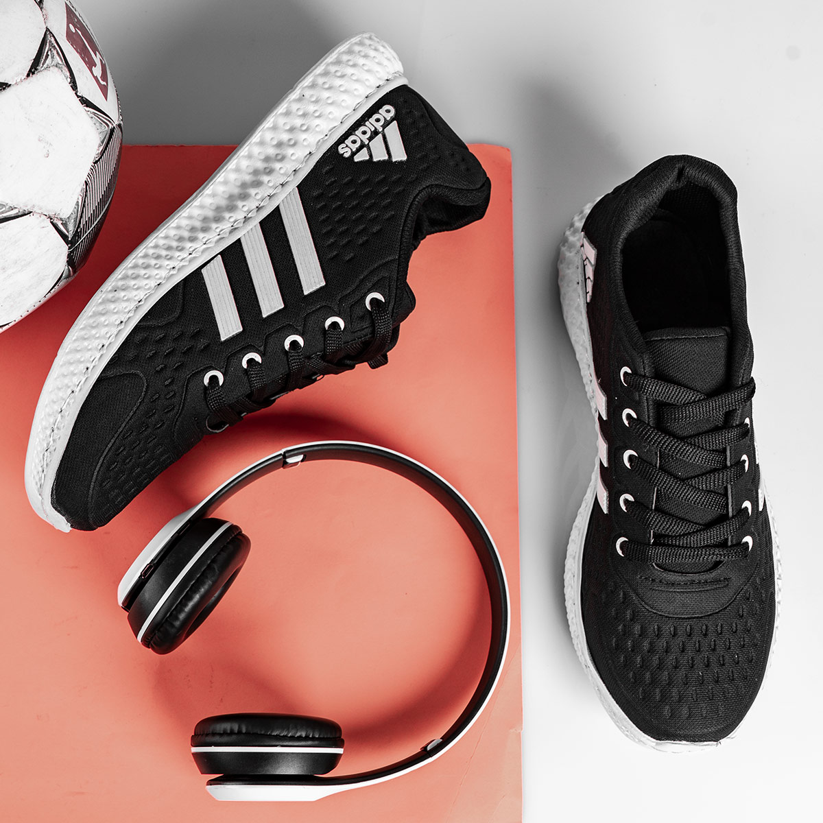 کفش ورزشی Adidas مردانه مشکی سفید مدل Sisam(T)