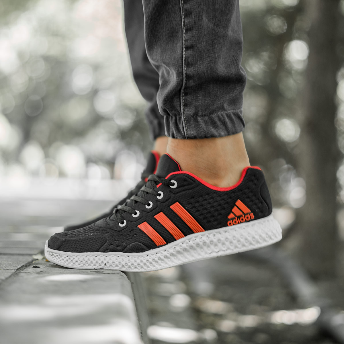 کفش ورزشی Adidas مردانه مشکی قرمز مدل Sisam(T)